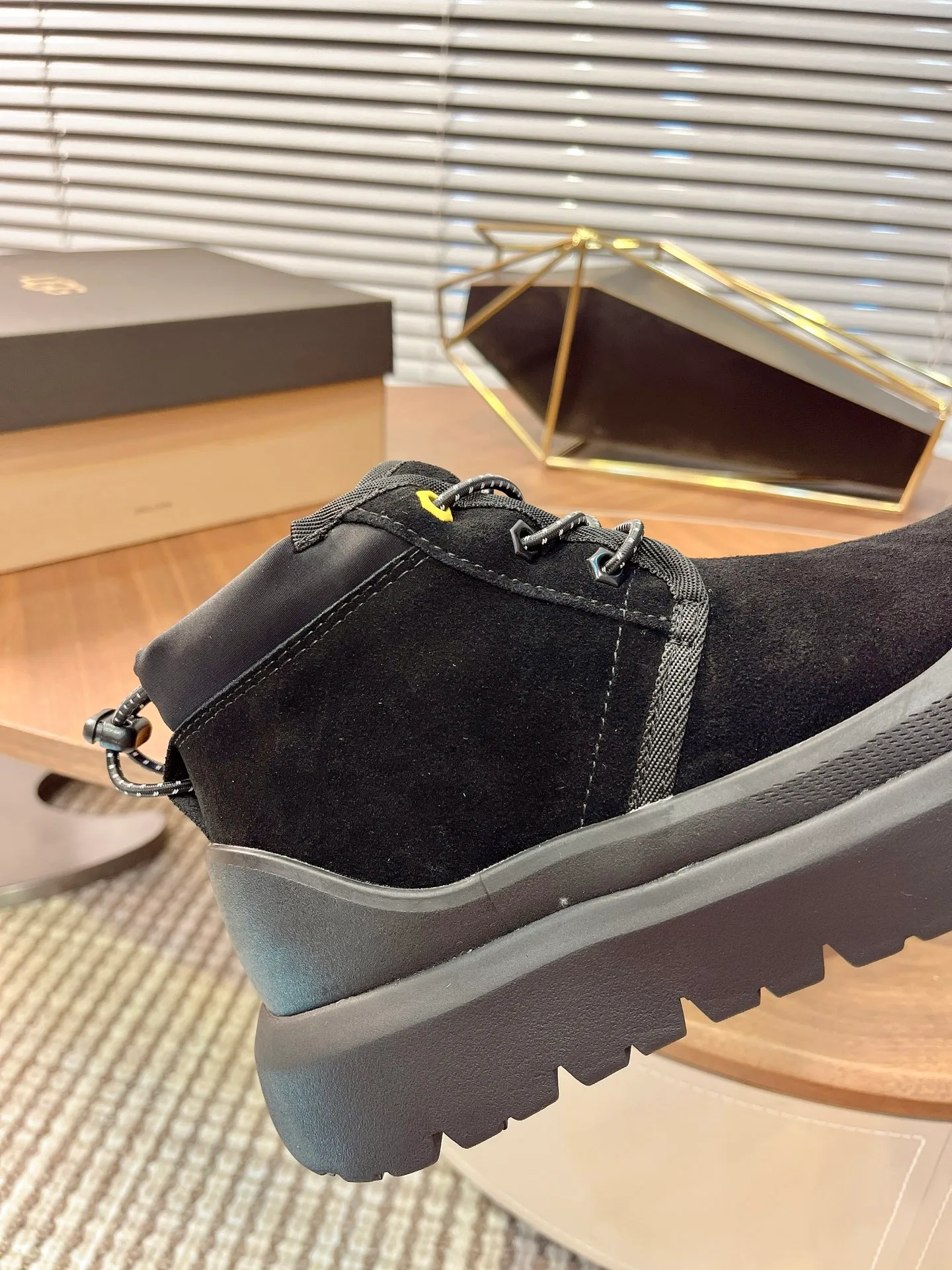 【UGG】 P: 560💰 Couple shoes Size: Women’s size 35-40 / Men’s size 40-44 UGG Tasman Weather Hybrid slip-on snow boots👢 Wang Yibo's same style 👏 adds a large orange sole to the classic Tasman shoe style, functional color contrast design, environmentally friendly waterproof and snowproof material, which has both fashionable and functional attributes. At the same time, it is paired with the new UGG furry shoes Keen's furry color-blocking jacket. Bright orange and maroon collide to create a new light outdoor style and open up a new travel experience in early autumn! Using the best materials, the 17mm fur integrated surface is warmer and breathable, and the outsole is upgraded to a lightweight and wear-resistant light wing technology outsole!